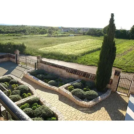 Ema Villa *